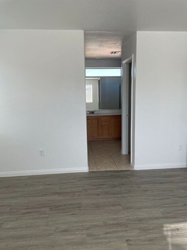 Building Photo - Cozy 3 Bedroom Home With Huge Bark Yard