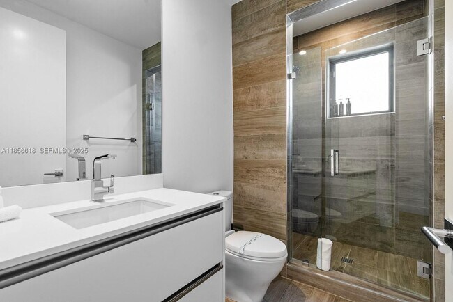 Building Photo - 310 SE 11th Ave