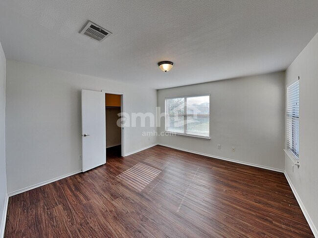 Building Photo - 6202 Roseborough Dr