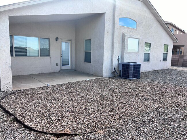 Building Photo - Refrigerated air! 4Br, 2Ba w/2 living areas, 3 CG