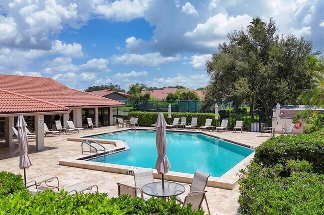 Building Photo - 3946 Wilshire Cir E