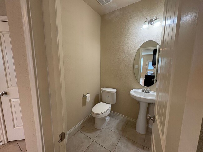 Building Photo - 4B2.5B Warm & Spacious Home in Remington R...