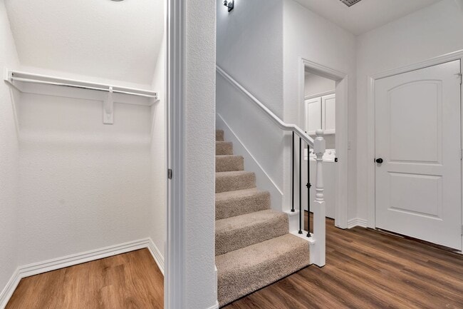 Building Photo - 4 Bed 3 Bath Townhome located close to University!
