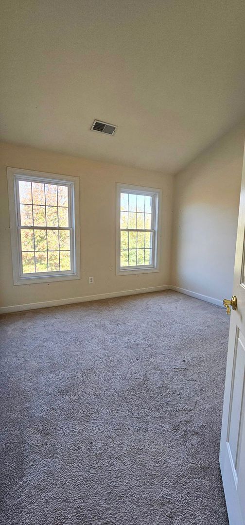 Building Photo - Beautiful And Spacious 3 Bed 3.5 Bath Bric...