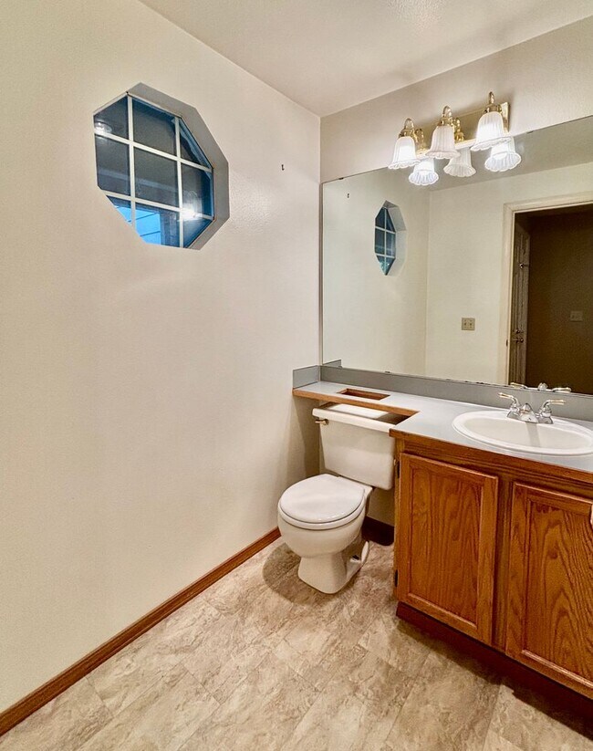 Building Photo - 3 Bed / 2.5 Bath Redmond single family hom...