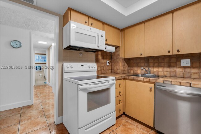 Building Photo - 3180 S Ocean Dr
