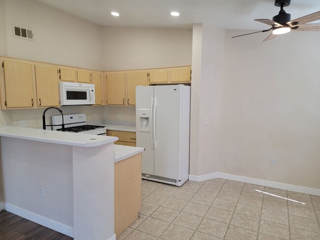 Building Photo - ~~AVAILABLE NOW~~ REMODELED 2ND FLOOR 2 BE...