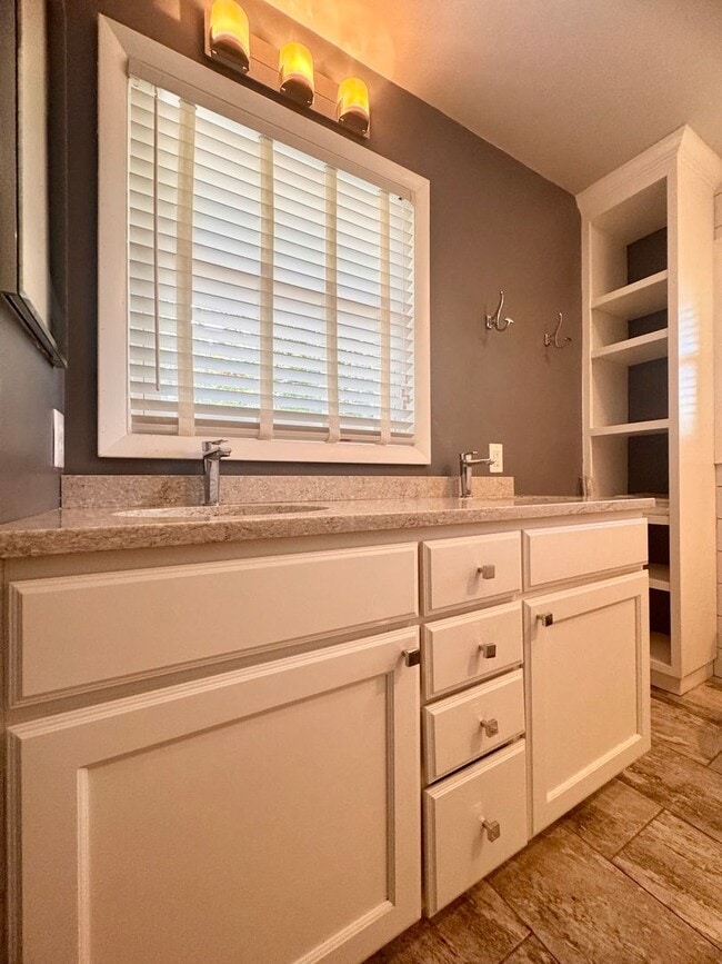 Building Photo - 4 Bedroom Jamestown Beauty!
