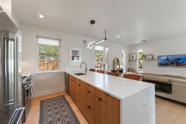 Building Photo - 1300 Perez St