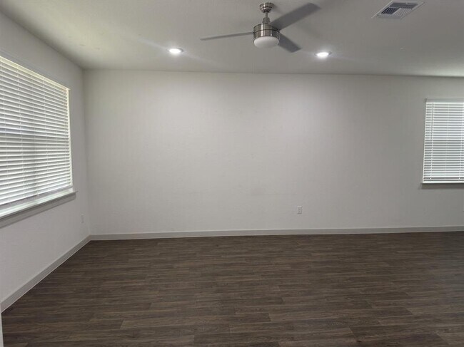 Building Photo - 3001 Egan Dr