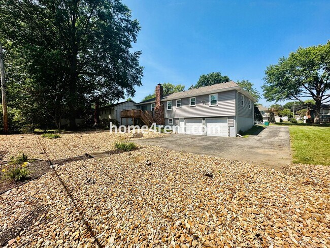 Building Photo - Cozy Ranch Home in Shawnee w/ Plenty of Natural Light, Wood Floors Throughout and an Updated Kitc...