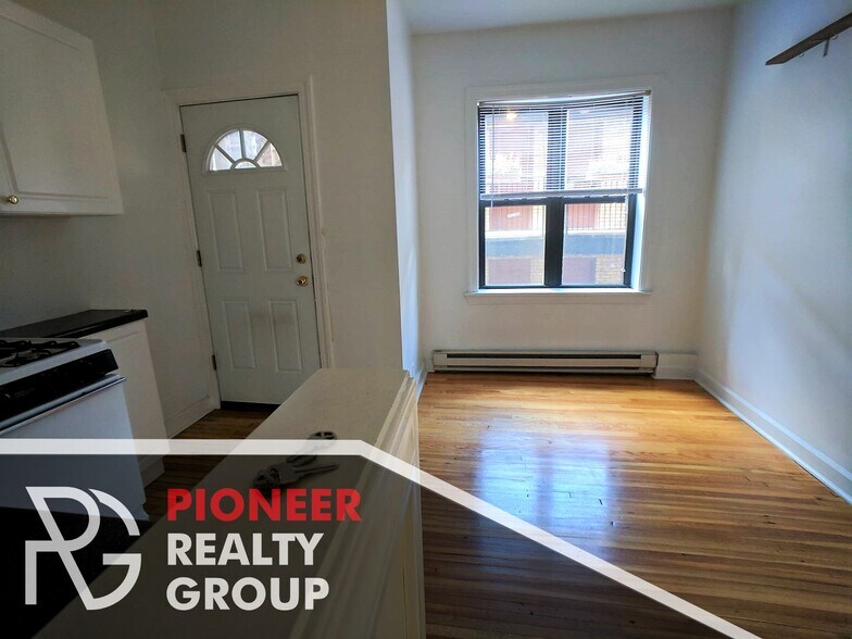 Building Photo - 3721 N Pine Grove Ave