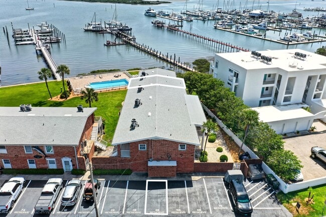 Building Photo - 83 Comares Ave