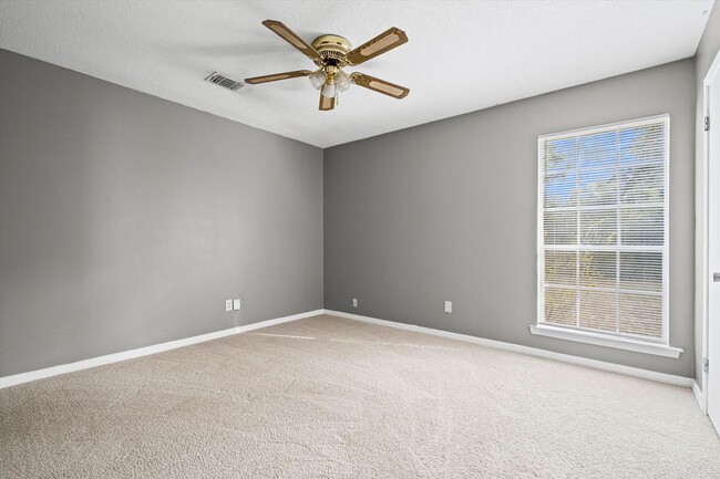 Building Photo - JUST LISTED!