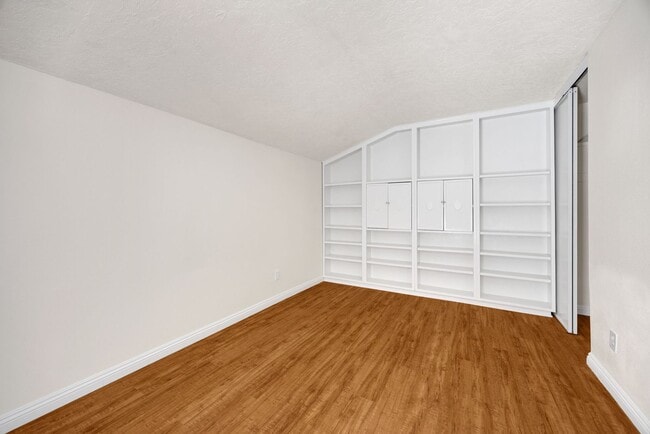 Building Photo - Adorable 3 Bed / 2 Bath Home w/ Detached 2 Car Garage