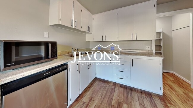 Building Photo - Inviting 2-bedroom 4-plex near Pritchard I...