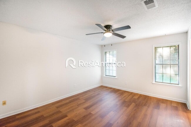 Building Photo - Newly Renovated 3/2 in 38128!