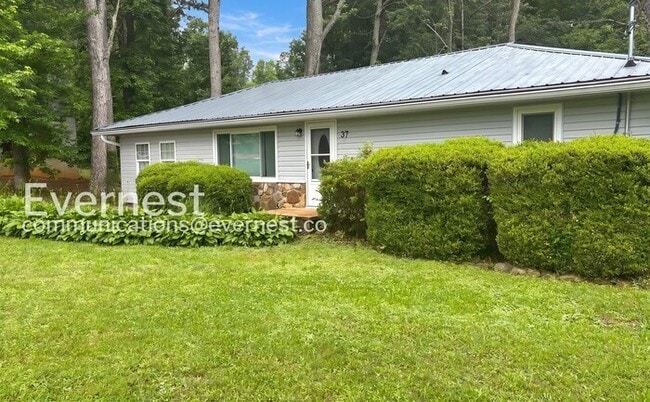 Building Photo - 4 Bed, 2 Bath Home with Fenced Yard / Pet-Friendly / Available Now!