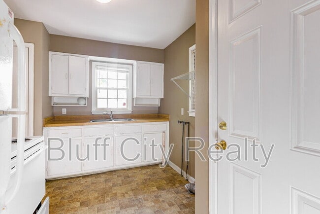 Building Photo - 1071 Robin Hood Ln
