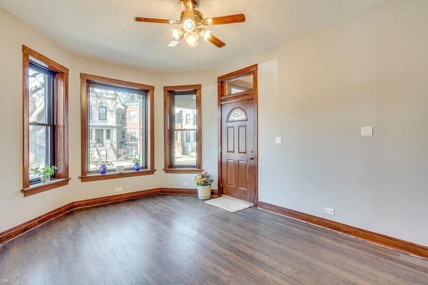 Building Photo - 2421 N Kimball Ave