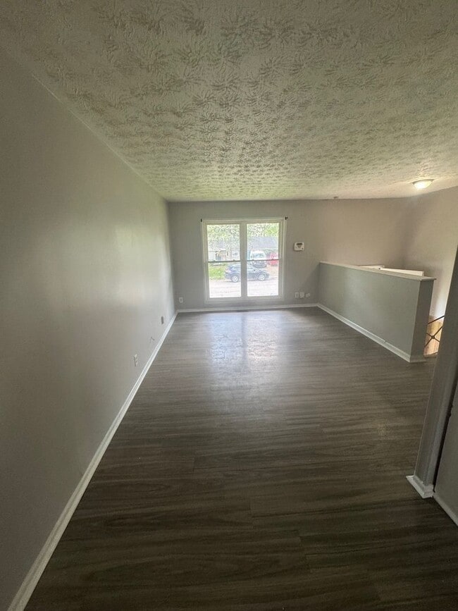 Building Photo - 4 Bedroom Split Foyer on East Side