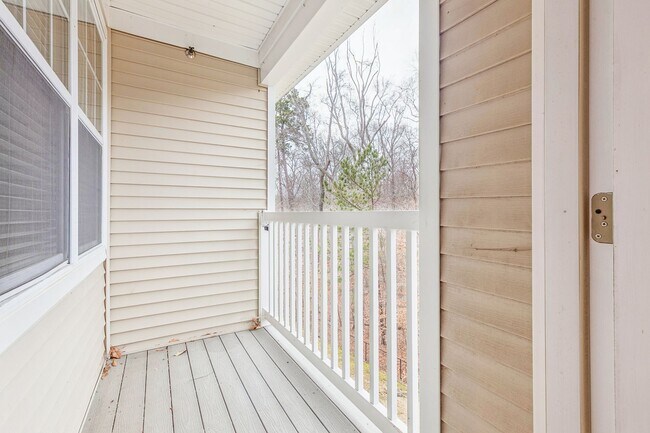 Building Photo - Riverside  Condo-RARE-Ready Now