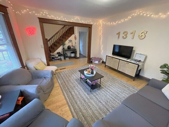 Building Photo - 1316 St James Ct