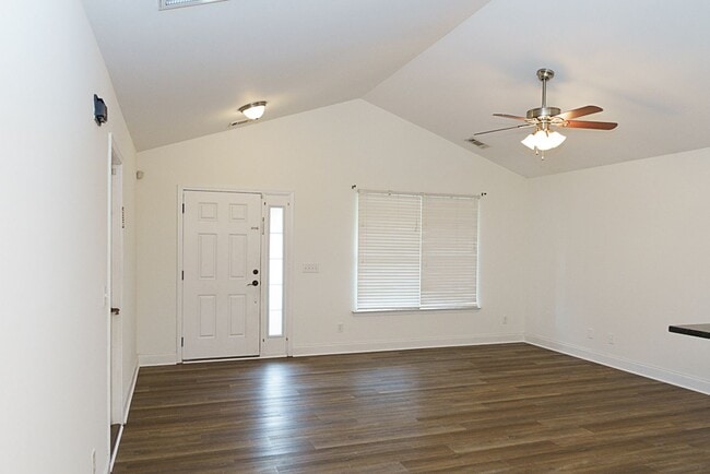 Building Photo - Three Bedroom House with Gated Backyard