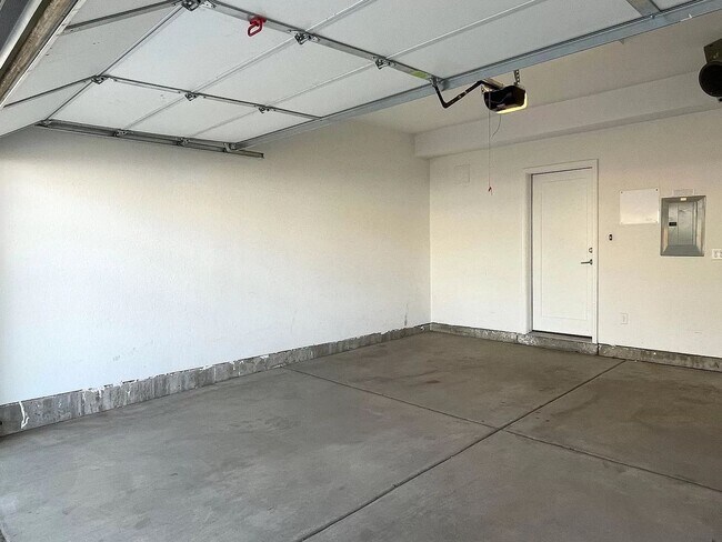 Building Photo - 2 Bedroom 2 Full Bathrooms and 2 Half Bath...