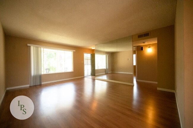 Building Photo - 5090 N Roosevelt Ave