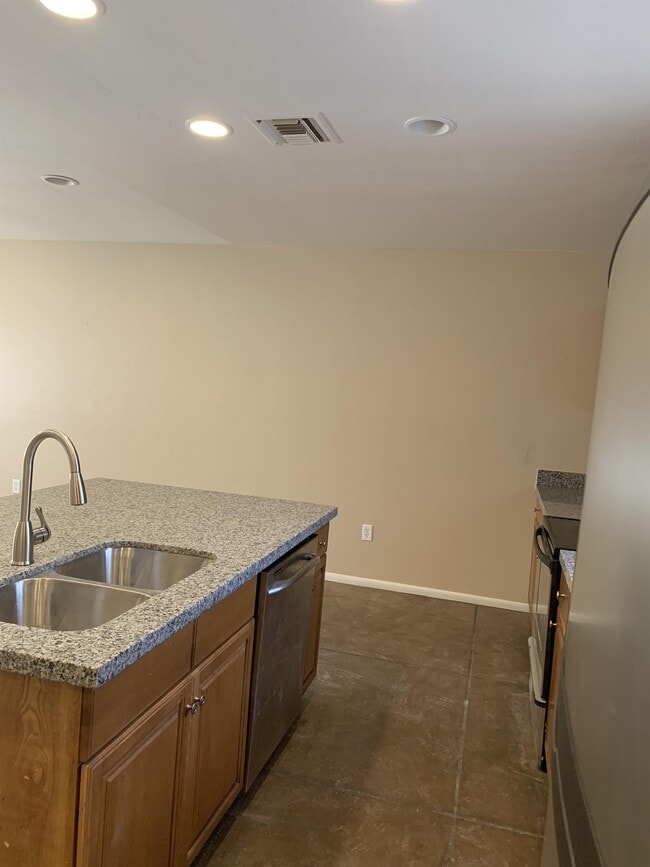 Building Photo - 308 E Blacklidge Dr