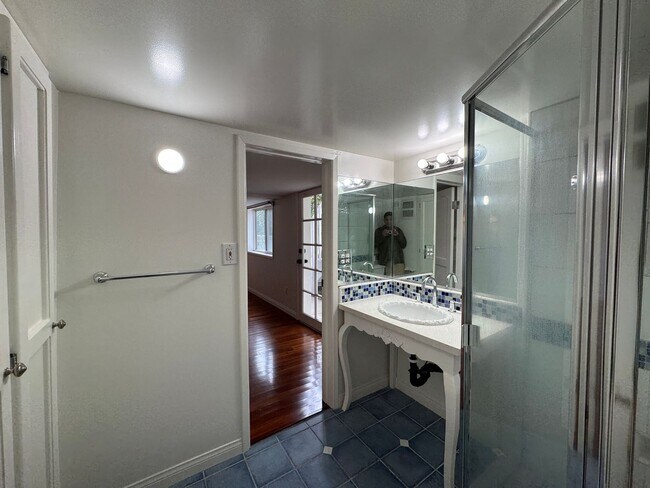 Building Photo - Stunning 2 Bedroom and 2 Bathroom Back House Available Now!