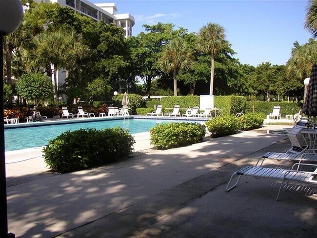 Building Photo - 4015 W Palm Aire Dr
