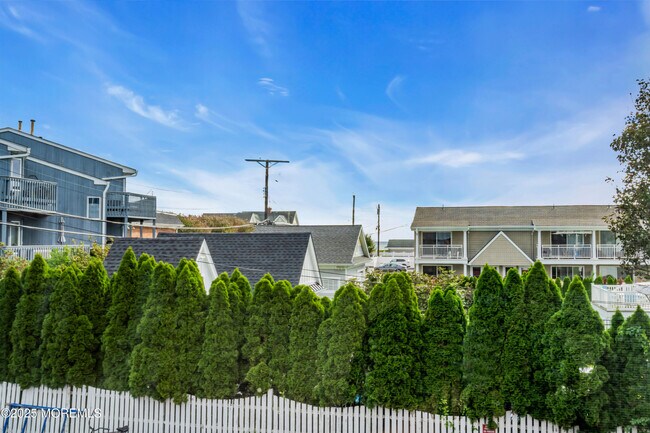 Building Photo - 114 3rd Ave