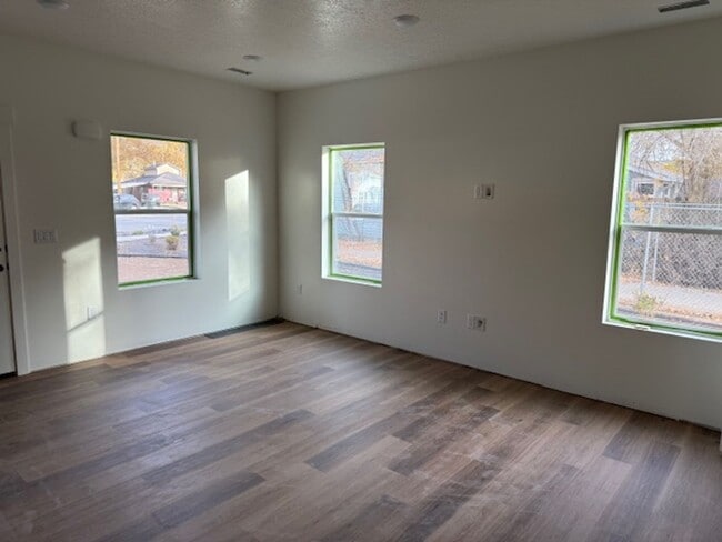 Building Photo - Beautiful townhome with 2 car garage, Cent...