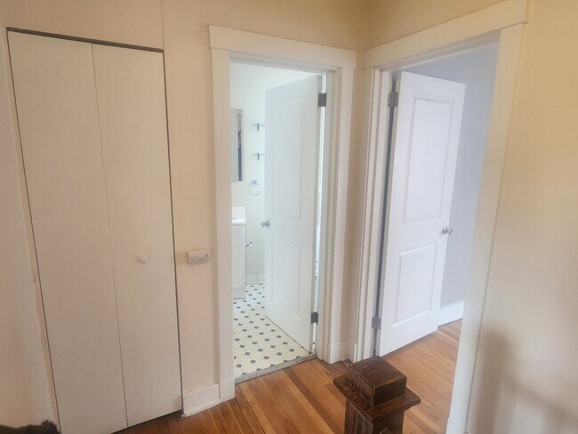 Building Photo - 2 Bedroom 1 bath updated Row Home