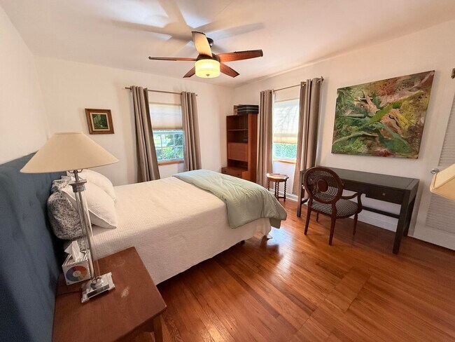 Building Photo - 1219 N Lakeside Dr