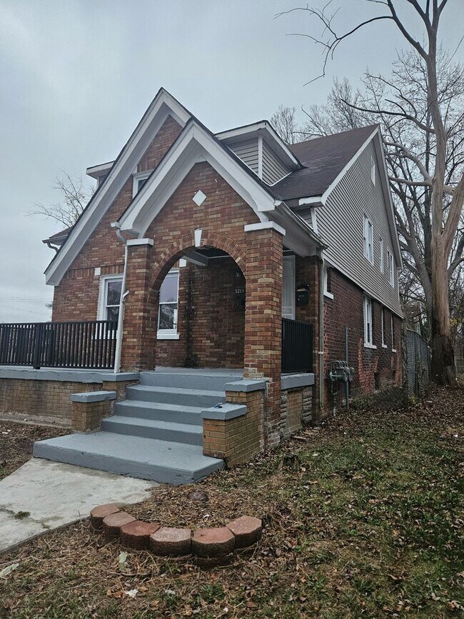 Building Photo - 5211 Lakeview St