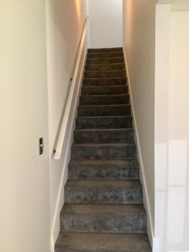 Building Photo - Spacious 3BR/3BA Townhome in PRIME location!!