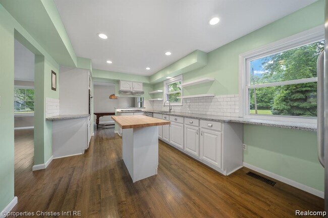 Building Photo - 126 Orchardale Dr