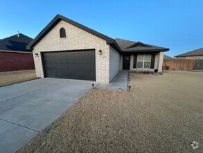 Building Photo - 3 bed 2 bath 2 car garage Located in North...