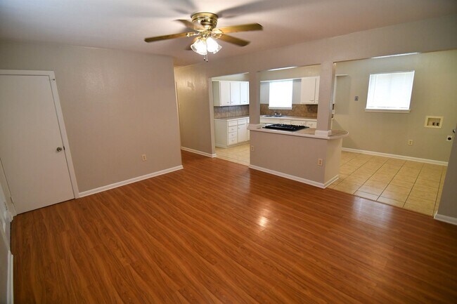 Building Photo - Newly Renovated!  3 bedroom, 1 bath home off Baker Blvd with easy access to Plank