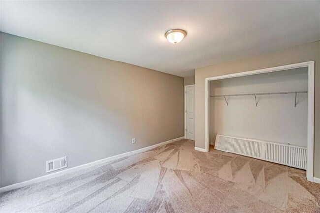 Building Photo - 2218 Woodfern Dr