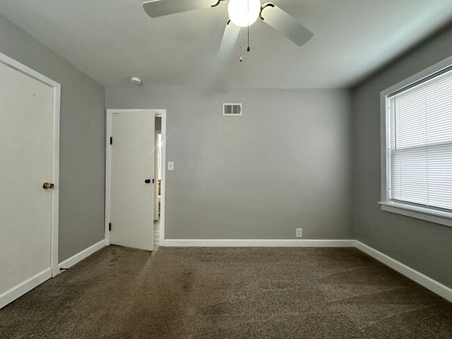 Building Photo - Two Bedroom One Bathroom Available in Batt...