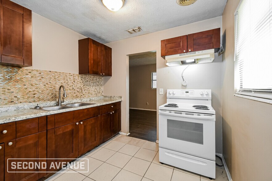 Building Photo - 2318 Looking Glass Ln