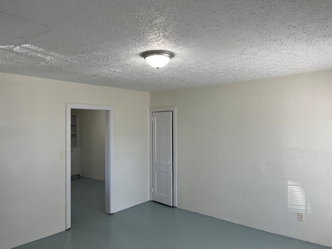 Building Photo - 1 Bedroom 1 Bath Triplex