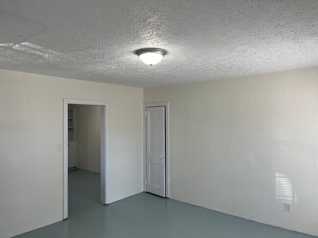 Building Photo - 1 Bedroom 1 Bath Triplex Call Burlington Rentals tom set up a viewing 336-228-7368