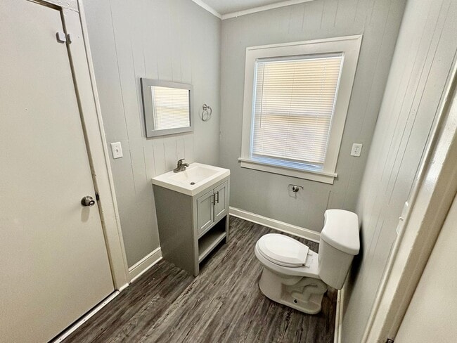 Building Photo - Spacious 2BR + Den with Hardwood Floors