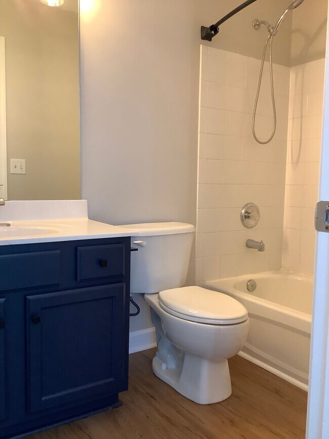 Building Photo - 2 bedrooms - 2 1/2 bath townhome - newly remodeled