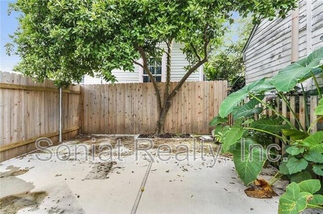 Building Photo - 2503 Burgundy St